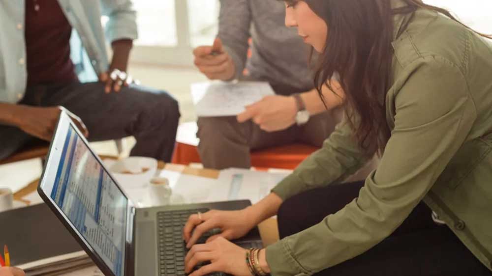 Žena na meetingu s HP EliteBook 840 G10_04