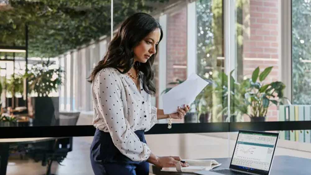 Žena v kanceláři s HP EliteBook 840 G10_05