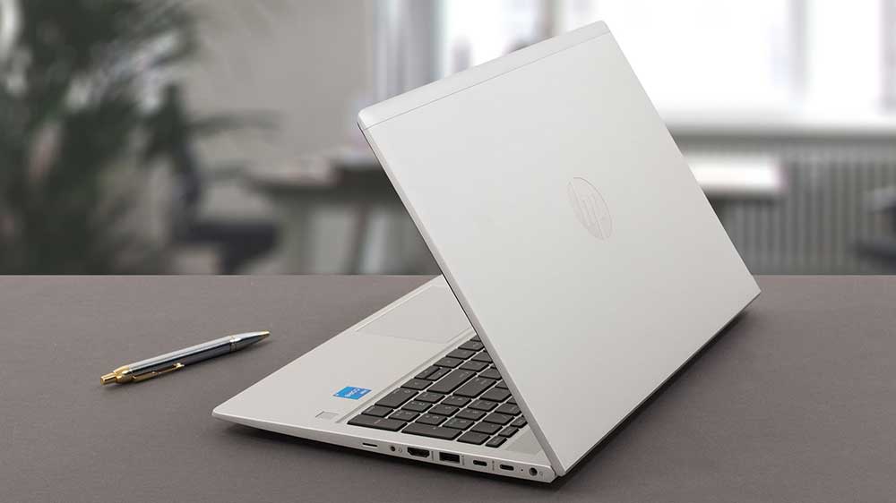 Pracovní stůl s HP ProBook 450 G10_02