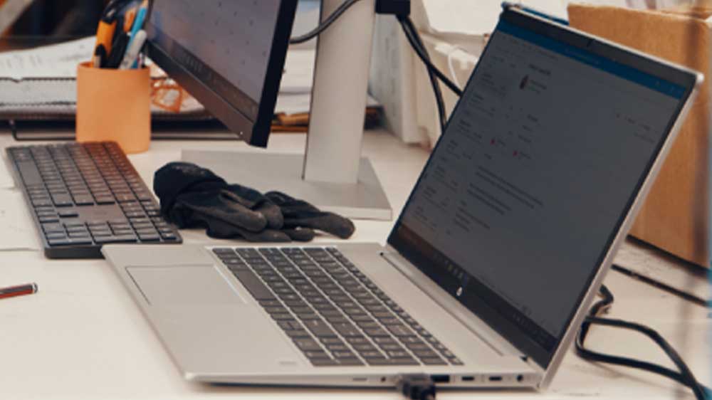 Osoba v kanceláři s HP ProBook 450 G10_03