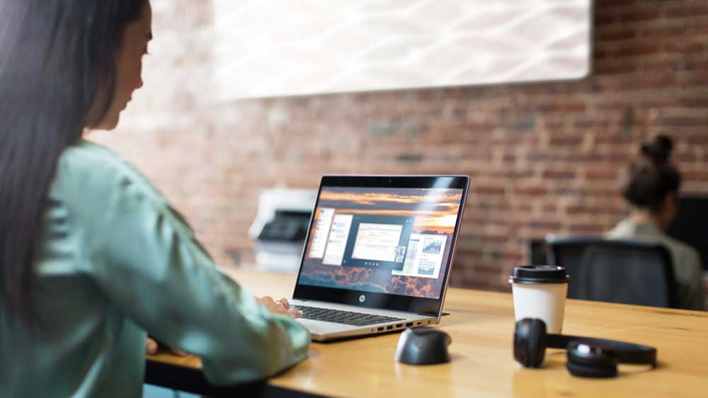 Žena pracující na HP ProBook 450 G10_04