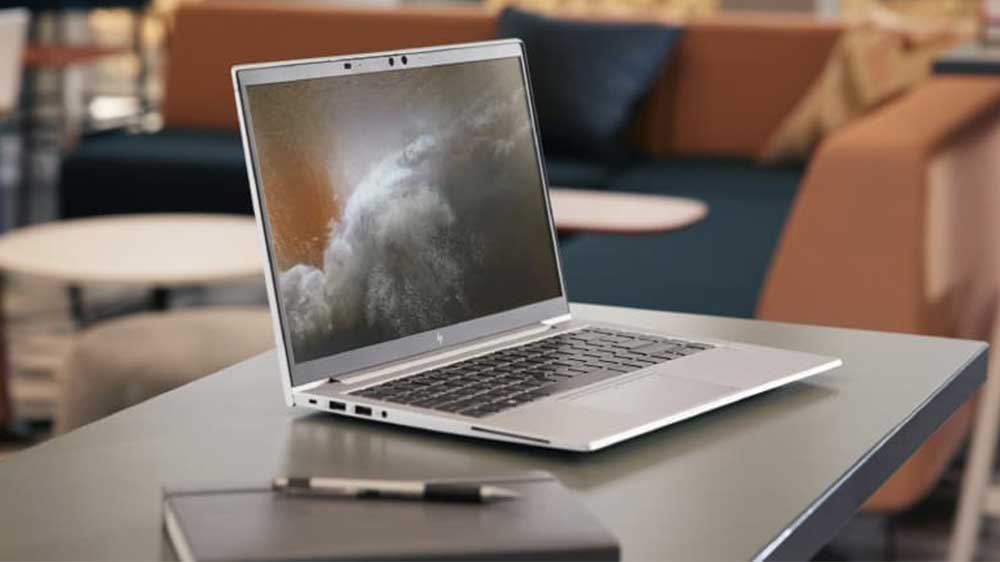 Pracovní stůl s HP ProBook 455 G10_02