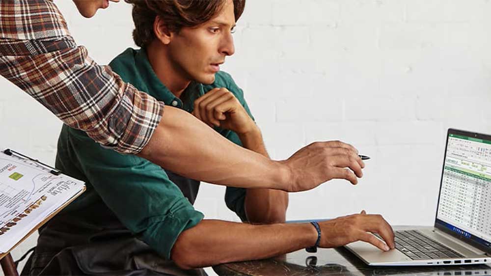 Dva lidé pracující s HP ProBook 455 G10_03