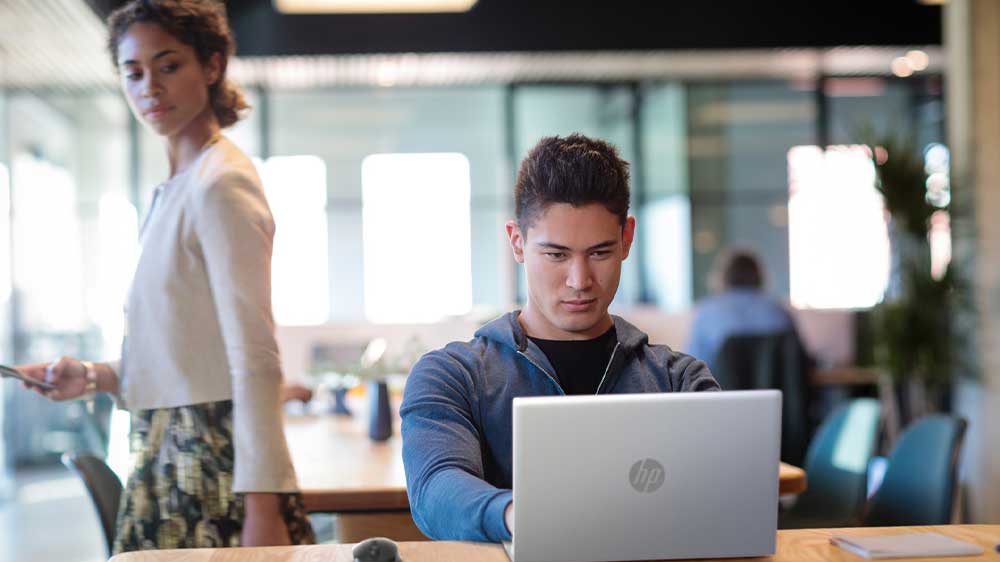 Žena pozorující muže na HP ProBook 455 G10_04