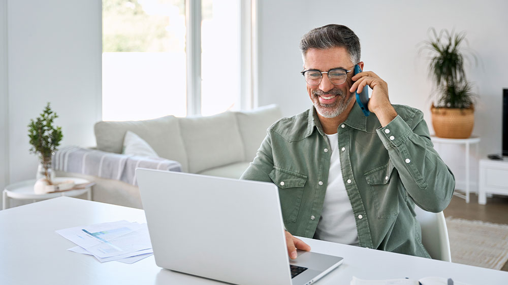 muž pracuje na notebooku_04