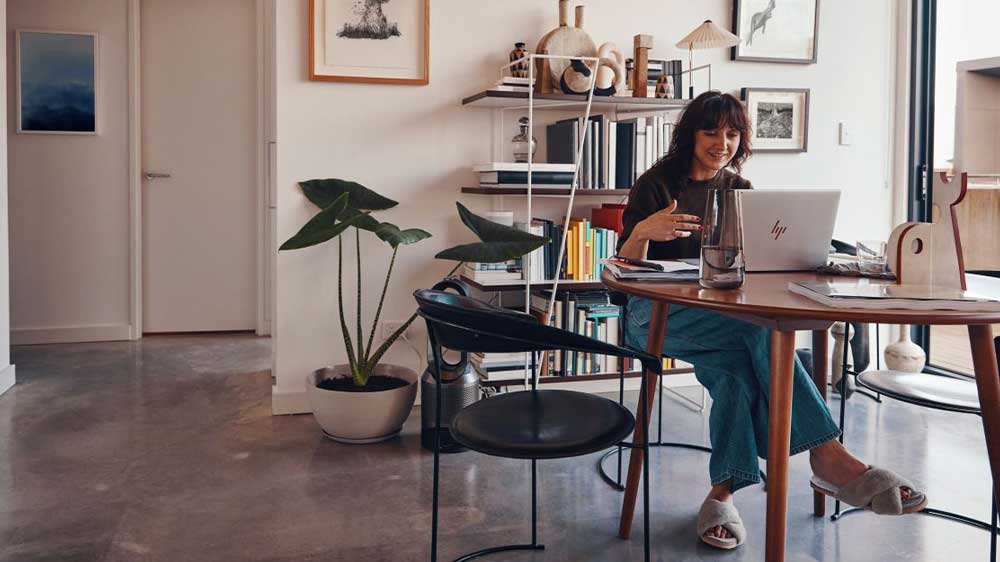 Kancelář s ženou na HP EliteBook 1040 G10_3