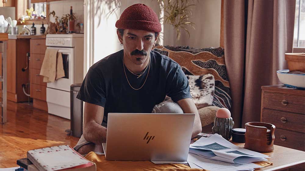 Muž pracující na notebooku_02