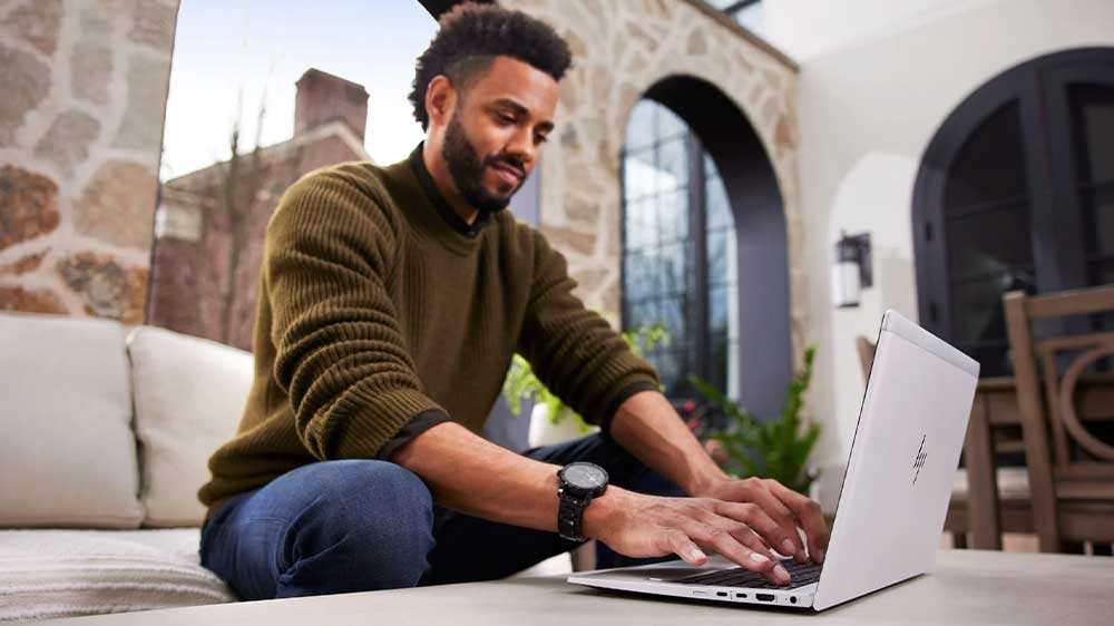 Muž pracující na notebooku_03