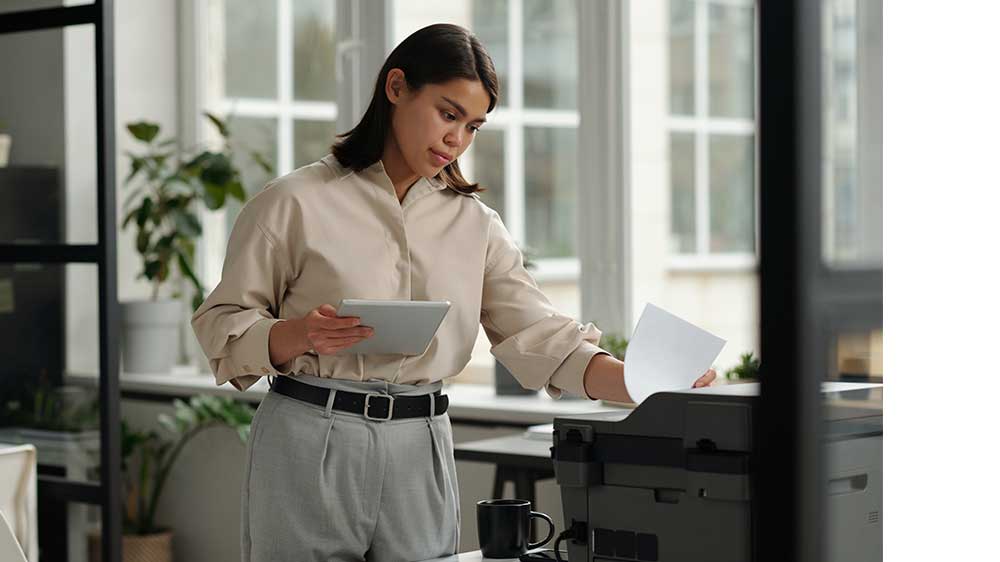Žena v kanceláři u tiskárny_03