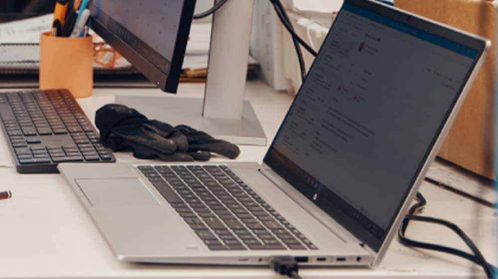 Pracovní stůl s HP ProBook 455 G10_02