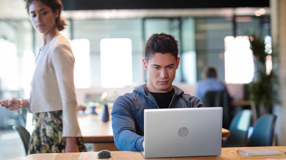 Muž na notebooku HP ProBook 455 G10_03