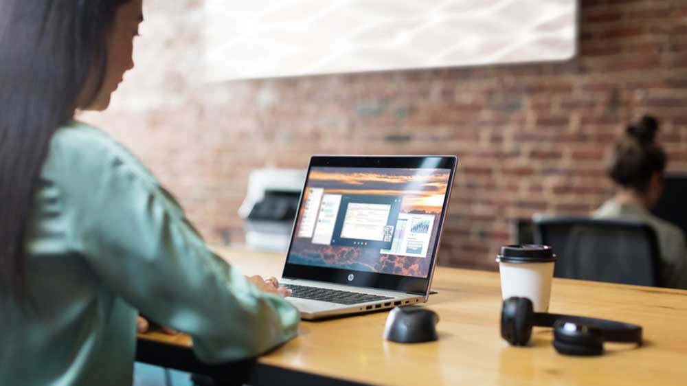 Žena pracující na HP ProBook 455 G10_04