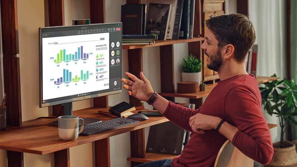 Muž u pracovního stolu s počítačem HP OmniStudio X All-in-One 32-c0002nc_02