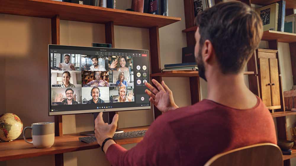 Muž při videohovoru na počítači HP OmniStudio X All-in-One 32-c0002nc_03