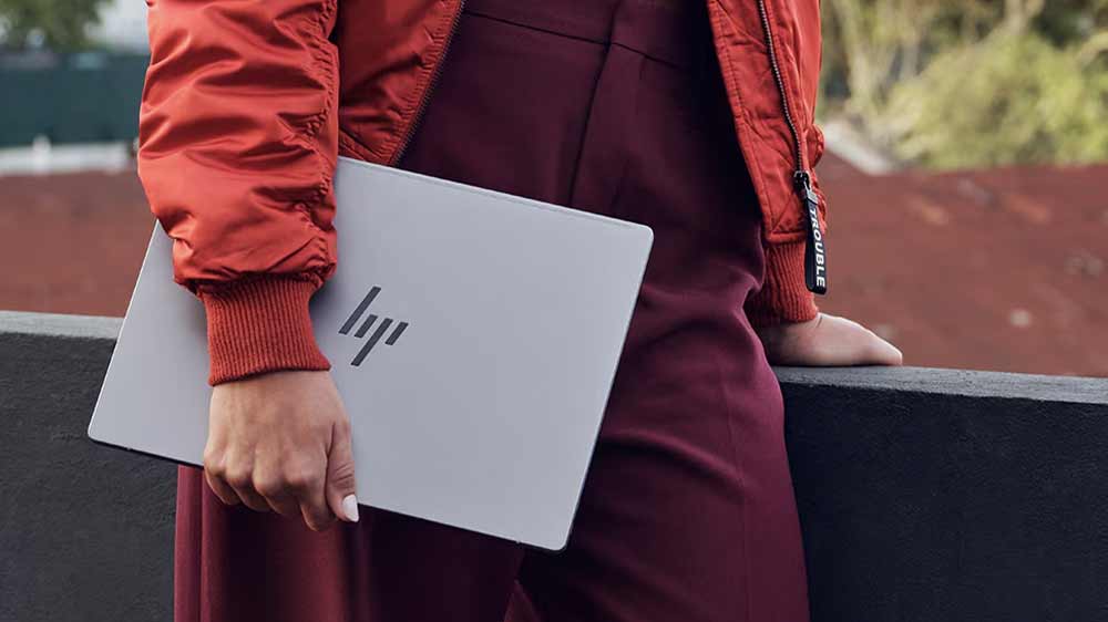 Část těla osoby držící HP OmniBook X 14-fe1012nc _02