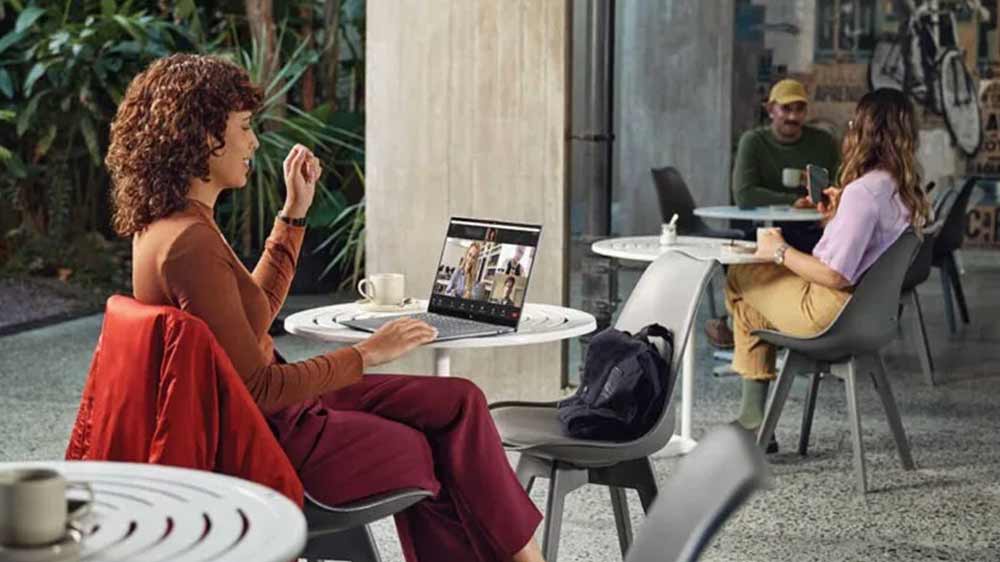 Žena v kavárně s HP OmniBook X 14-fe1012nc _03