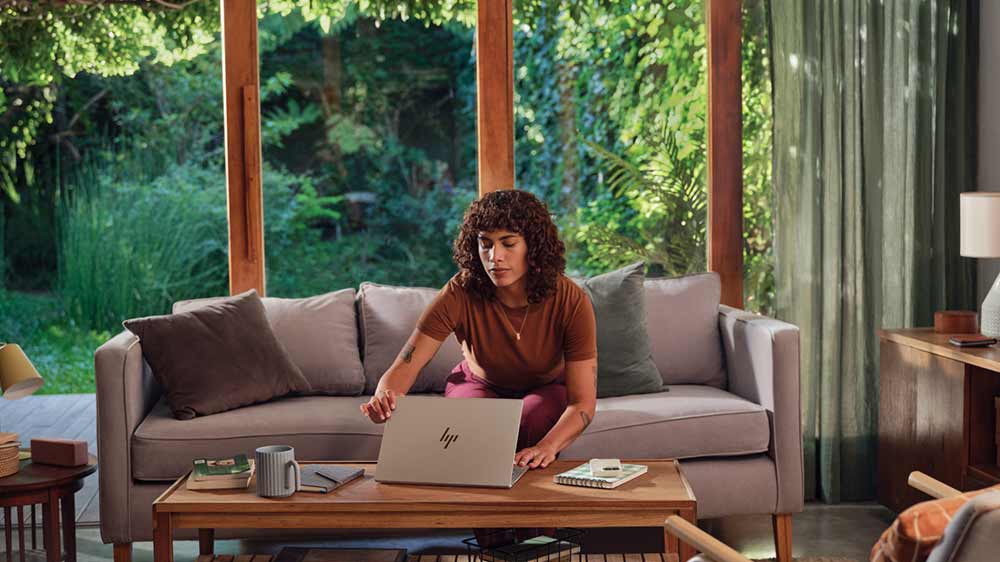 Žena na pohovce u HP OmniBook X 14-fe1013nc_04