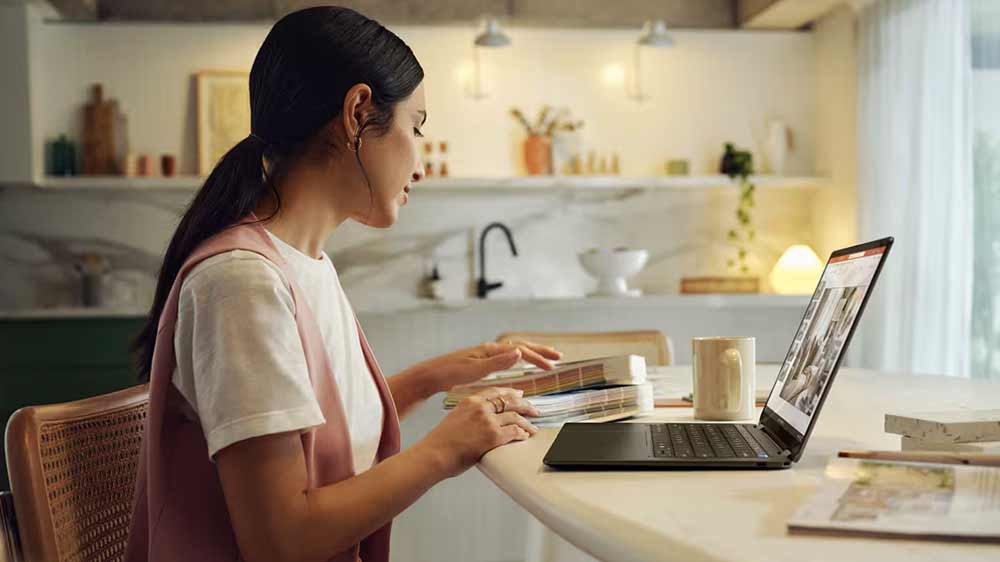 Žena v kuchyni s HP OmniBook Ultra Flip 14_02