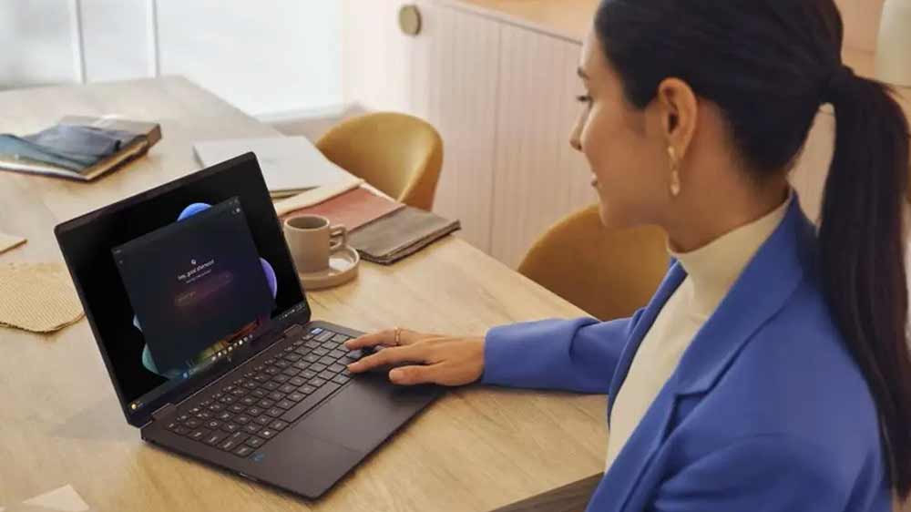 Žena u stolu s HP OmniBook Ultra Flip 14_04