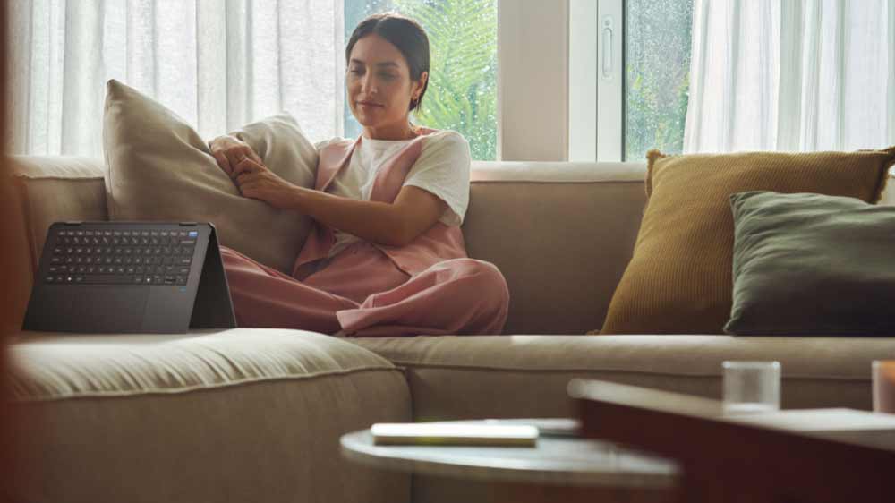 Žena na pohovce sledující HP OmniBook Ultra Flip 14_05