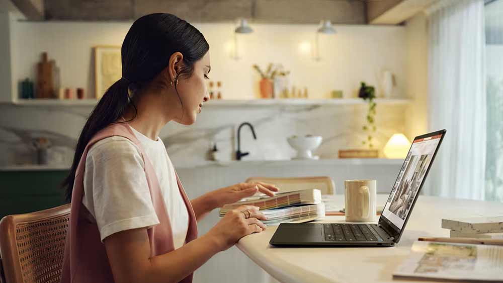 Žena v kuchyni s HP OmniBook Ultra Flip 14_02