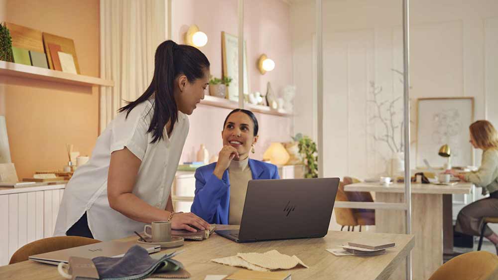 Dvě ženy diskutující u HP OmniBook Ultra Flip 14_03