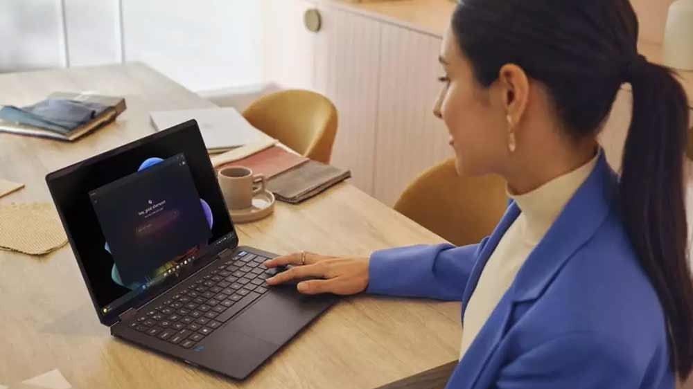 Žena u stolu s HP OmniBook Ultra Flip 14_04