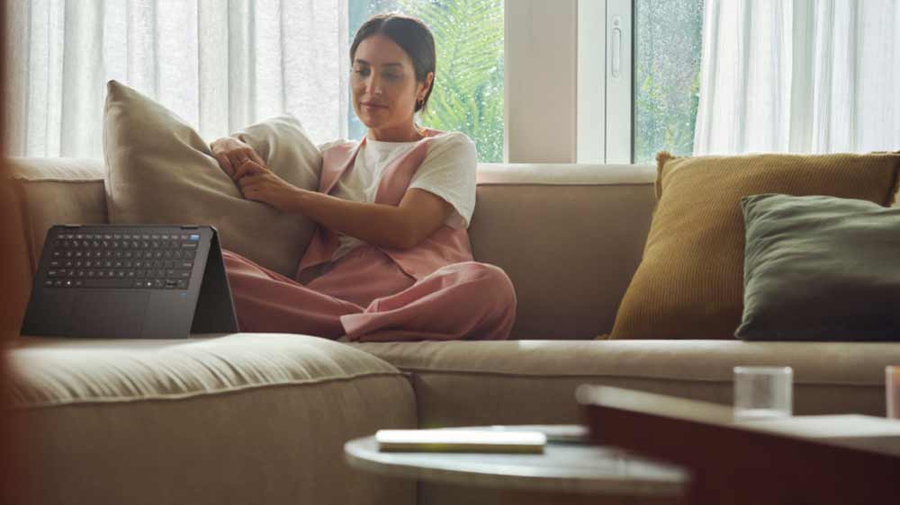 Žena na pohovce sledující HP OmniBook Ultra Flip 14_05