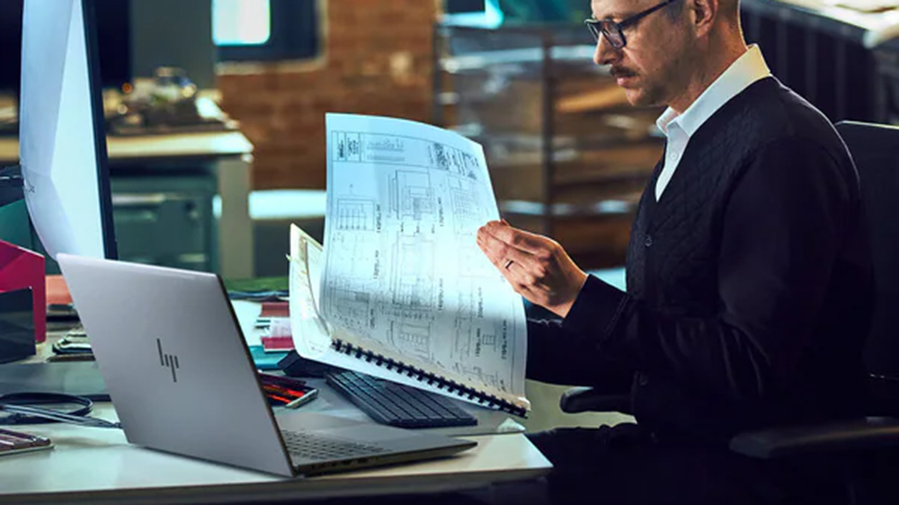 Muž s notebookem HP_02