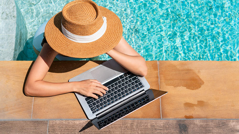 Žena s notebookem v bazénu_04
