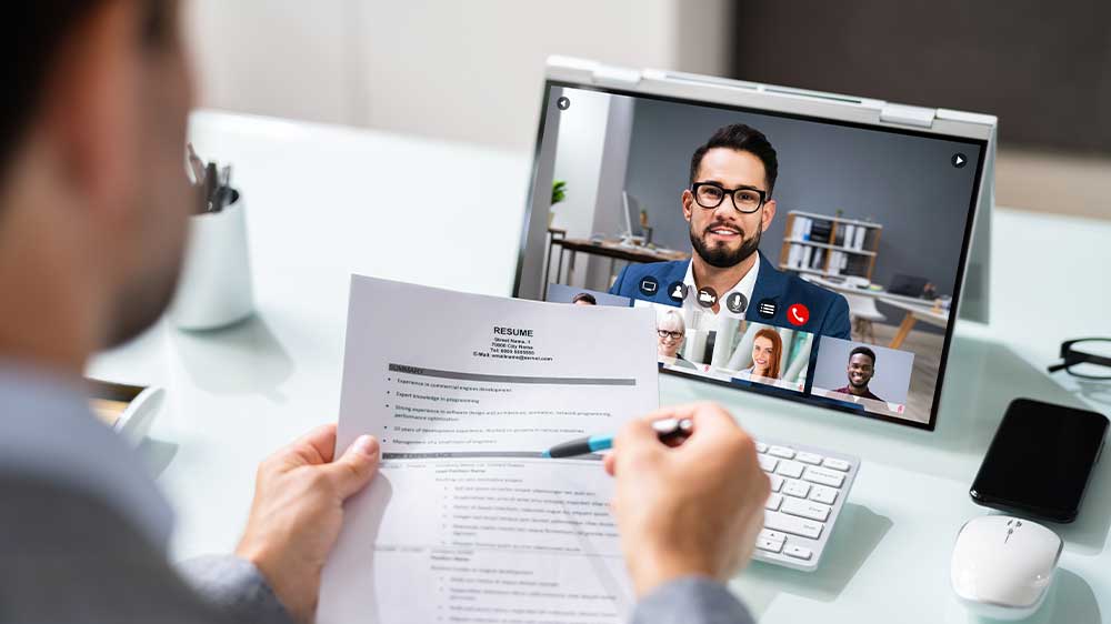 Mladá žena v restauraci telefonuje, a přitom pracuje na notebooku_04