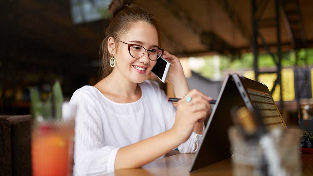 Mladý muž při videokonferenci na notebooku _05