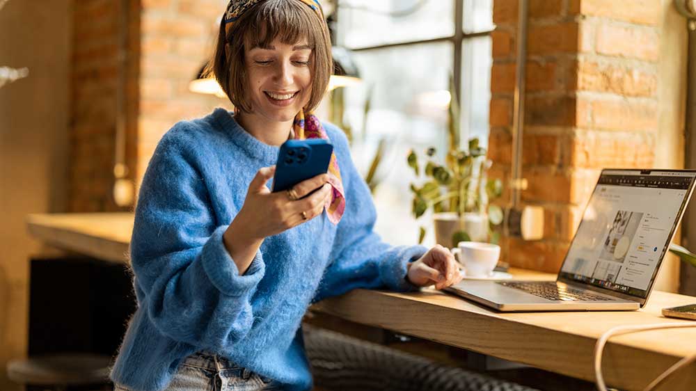 Žena se věnuje zábavě na notebooku v kavárně_02