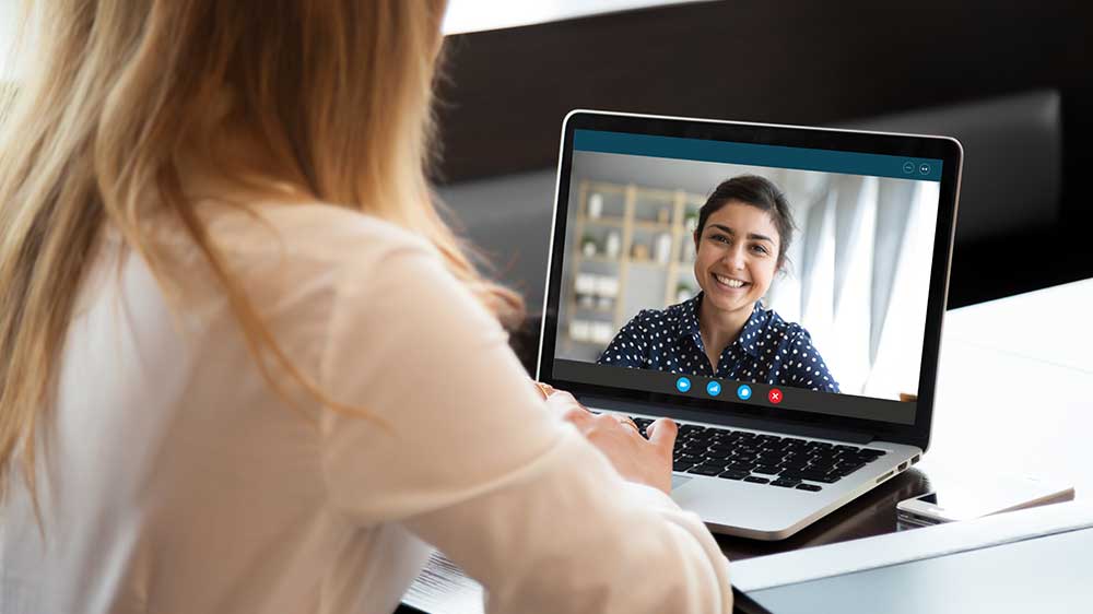 Žena má na notebooku videohovor s kamarádkou_04