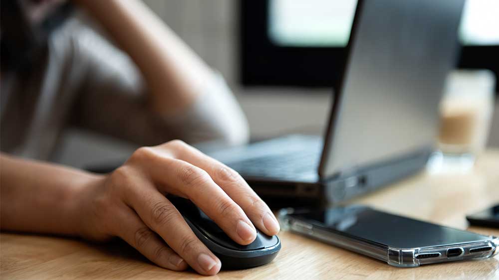 Muž pracuje s bezdrátovou myší HP_02