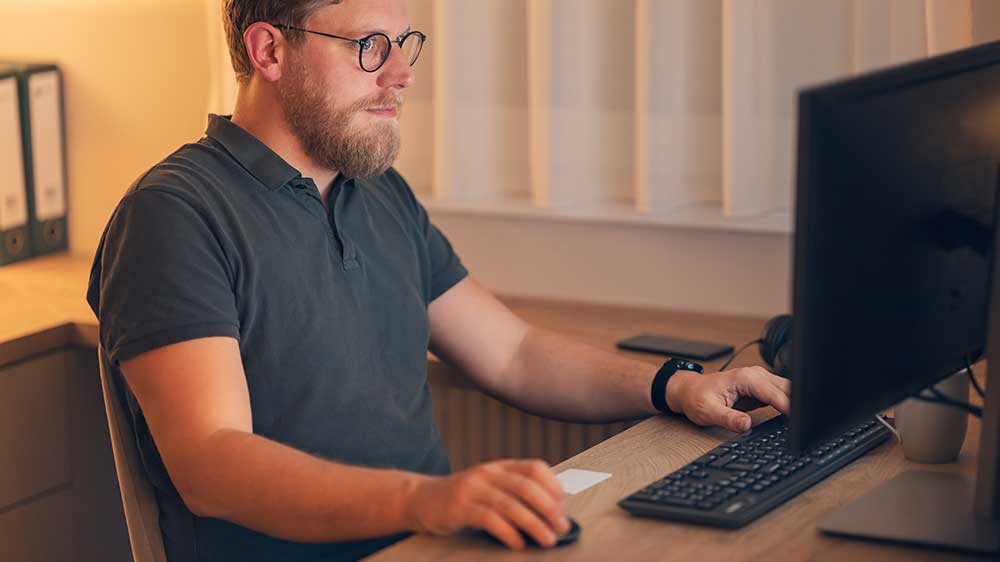 Muž pracuje s myší HP_04