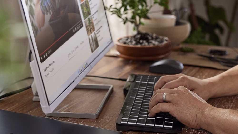 Pracující muž na klávesnici HP 400_03