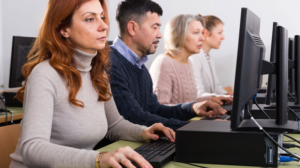 Muž pracuje v kanceláři na počítači_02