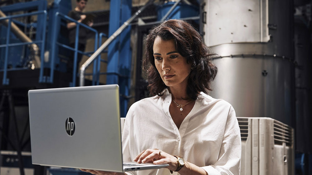 Žena držící notebook HP ProBook 450 G10_02