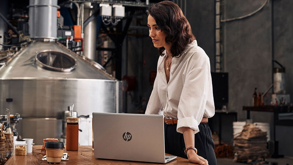 Žena u stolu při notebooku HP ProBook 450 G10_03