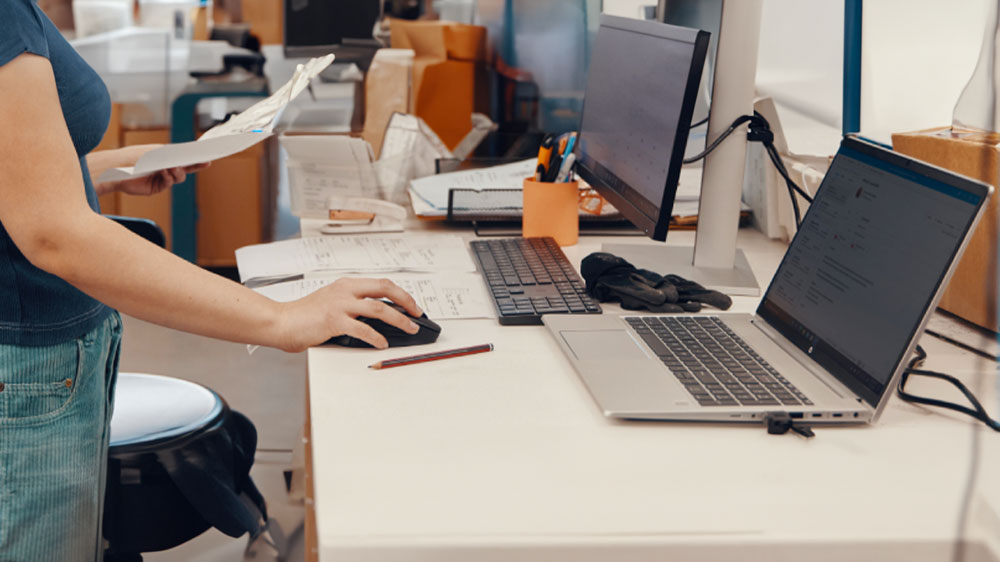 Pracovní stůl s notebookem HP ProBook 450 G10_04