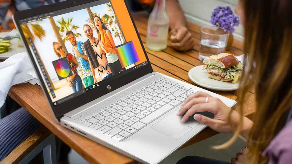 Žena sedící v kavárně u notebooku HP 250R G10_2