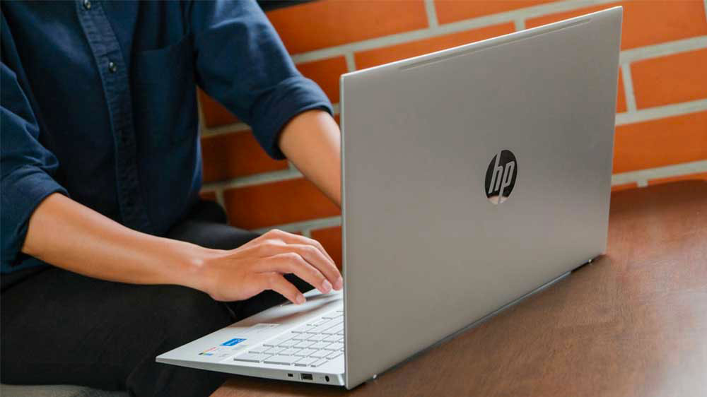 Osoba píšící na notebooku HP 250R G10_3