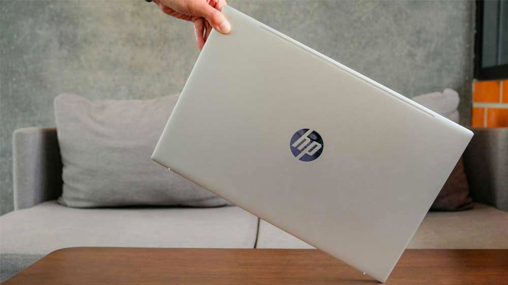 Ruka držící notebook HP 250R G10_4