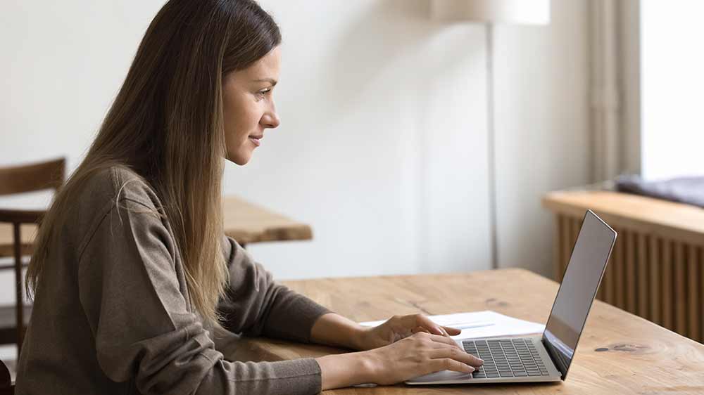 Žena pracující na notebooku_02