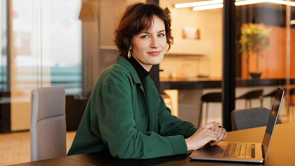 Žena pracuje v kanceláři na notebooku_02