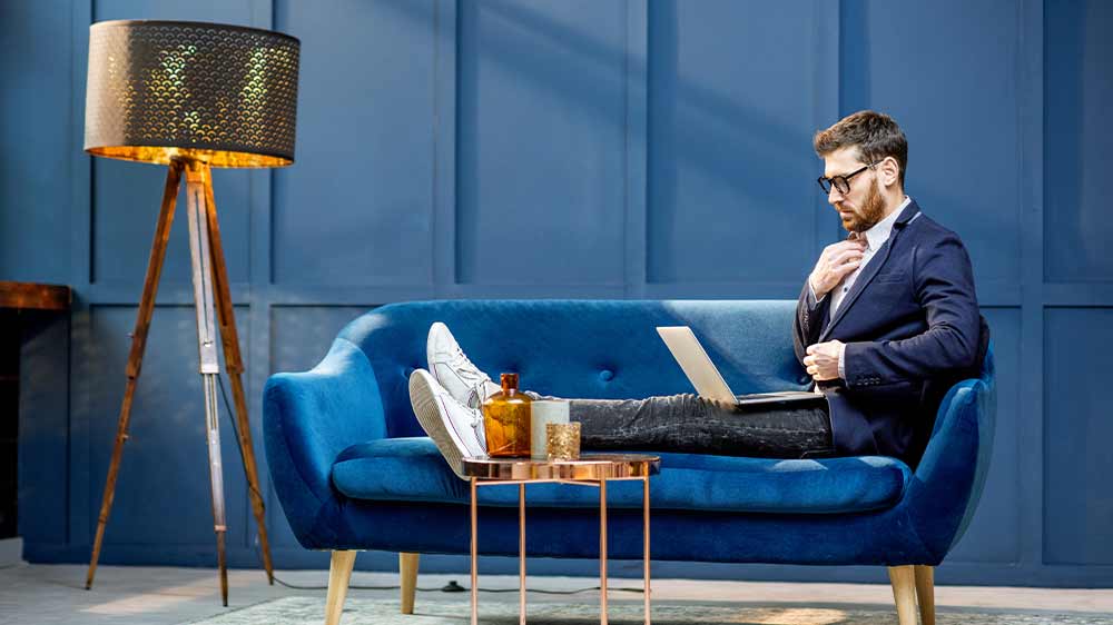 Muž pracuje na notebooku_02