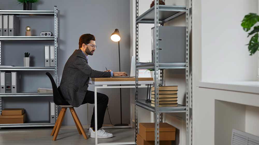 Muž pracuje na notebooku_04