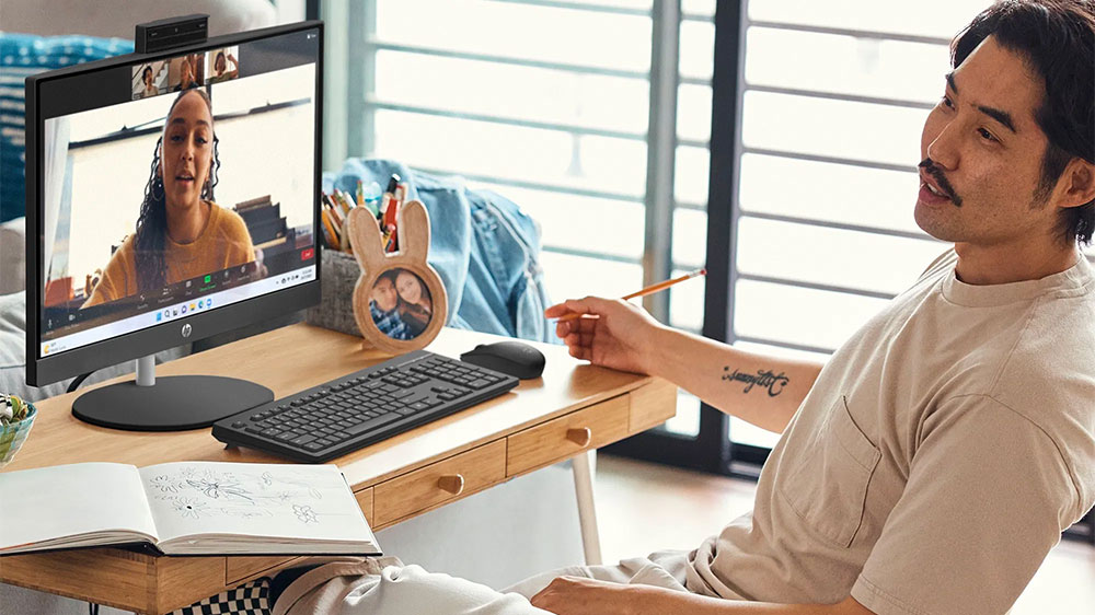 Muž při videohovoru na HP All-in-One_02