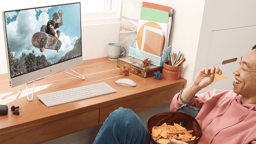 Muž s nachos sledující video na HP All-in-One_03